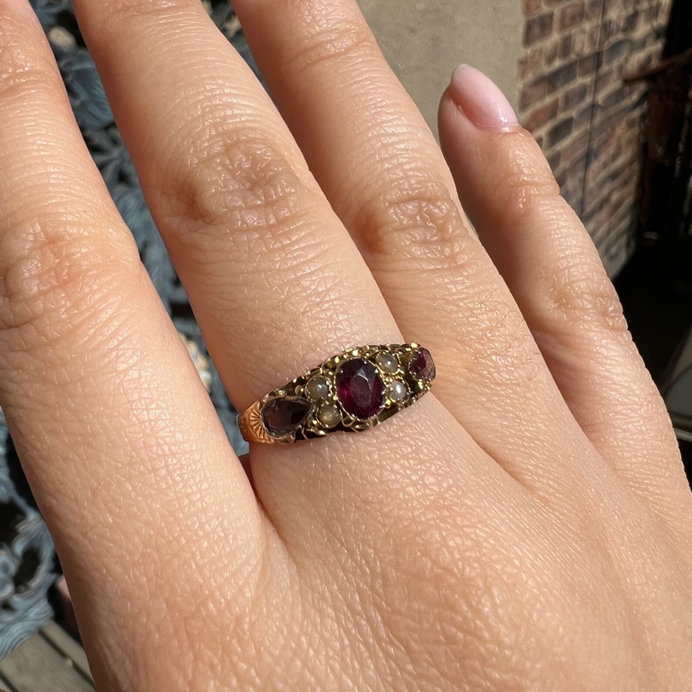 RARE 15 ct gold garnet and seed Pearl antique Victorian ring